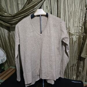 Renuar Women's Beige V-Neck Sweater